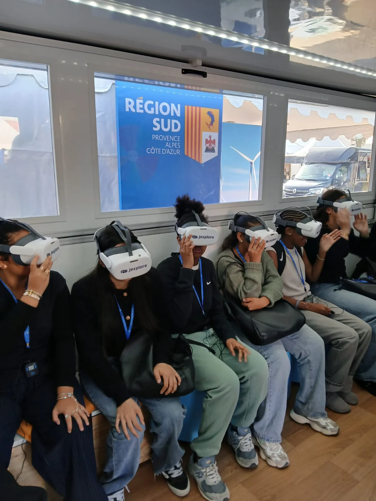 Jeunes en immersion en réalité virtuelle à bord du Bus Orientis